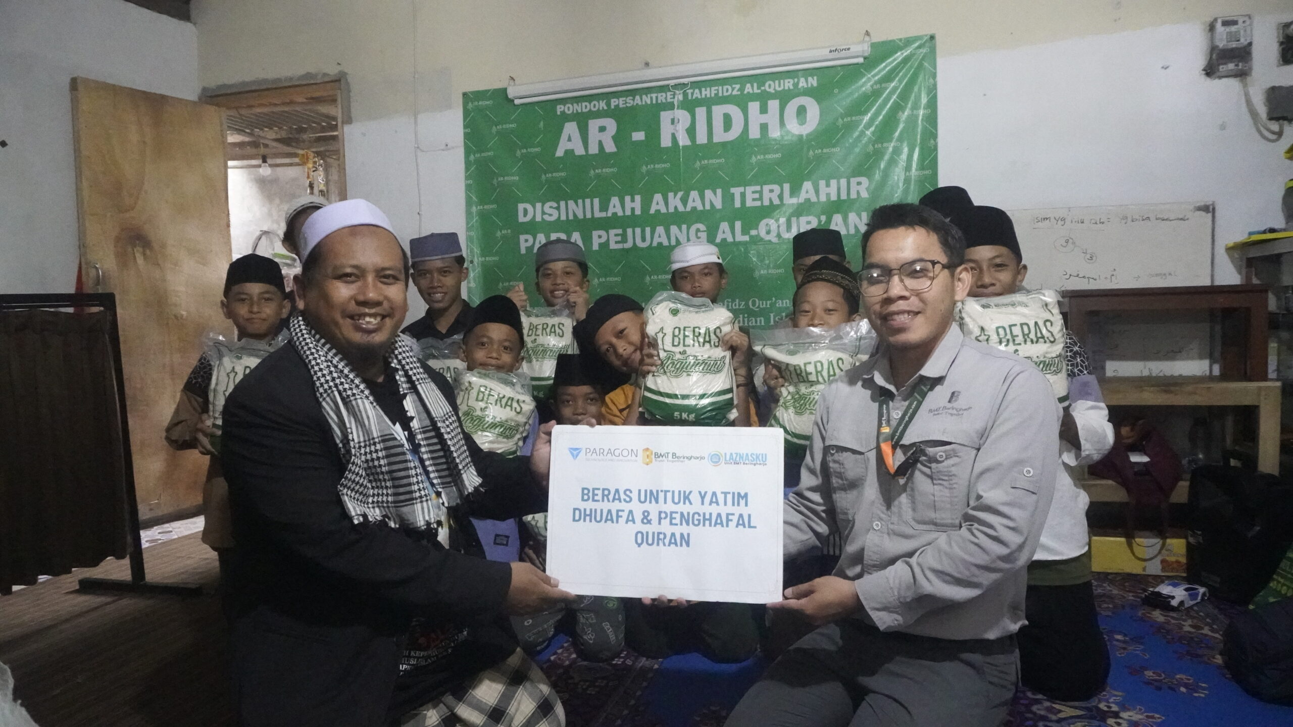 Kebahagiaan Anak Yatim Dhuafa Penghafal Quran Saat Terima Sedekah Beras